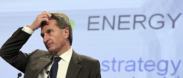 Scharf gehen US-Diplomaten auch mit Günther Oettinger ins Gericht. Der Ministerpräsident von Baden-Württemberg wechselte als Energiekommissar nach Brüssel. Es sei bei diesem Schritt darum gegangen, "eine ungeliebte lahme Ente von einer wichtigen CDU-Bastion zu entfernen", soll es in den Wikileaks-Dokumenten heißen.