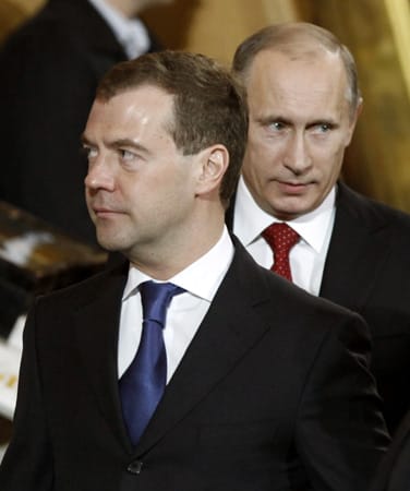 Russlands Regierungschef Wladimir Putin (rechts) und Präsident Dmitri Medwedew werden in den Dokumenten mit Batman und dessen Juniorpartner Robin verglichen. Der eigentliche Staatschef Medwedew ist nach Einschätzung von US-Diplomaten "blass" und "zögerlich" und wird dabei vom "Alpha-Rüden" Putin an den Rand gedrängt.