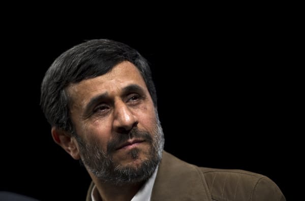 Irans Präsident Mahmud Ahmadinedschad wird in den Depeschen gar mit Adolf Hitler verglichen. Diese Einschätzung folgt dem Vergleich der derzeitigen Lage angesichts des iranischen Atomprogramms mit der Situation vor dem Zweiten Weltkrieg durch einen US-Diplomaten in Abu Dhabi.