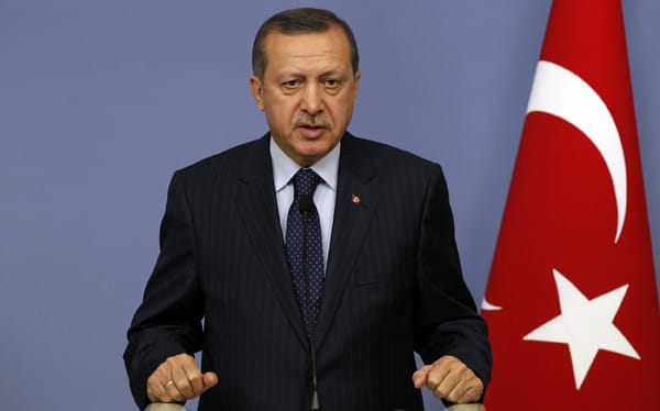 Der türkische Ministerpräsident Recep Tayyip Erdogan kommt nicht gerade glimpflich davon. US-Diplomaten bescheinigen ihm den Depeschen zufolge islamistische Tendenzen und ein unrealistisches Weltbild. Er wird mitunter als isoliert und schlecht informiert eingeschätzt und vertraut laut "Spiegel" weder seinen Ministern noch Gott - obwohl er an ihn glaubt.