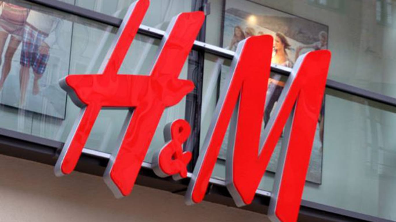 Die schwedische Modekette H&M warnt vor betrügerischen Anrufen und SMS.