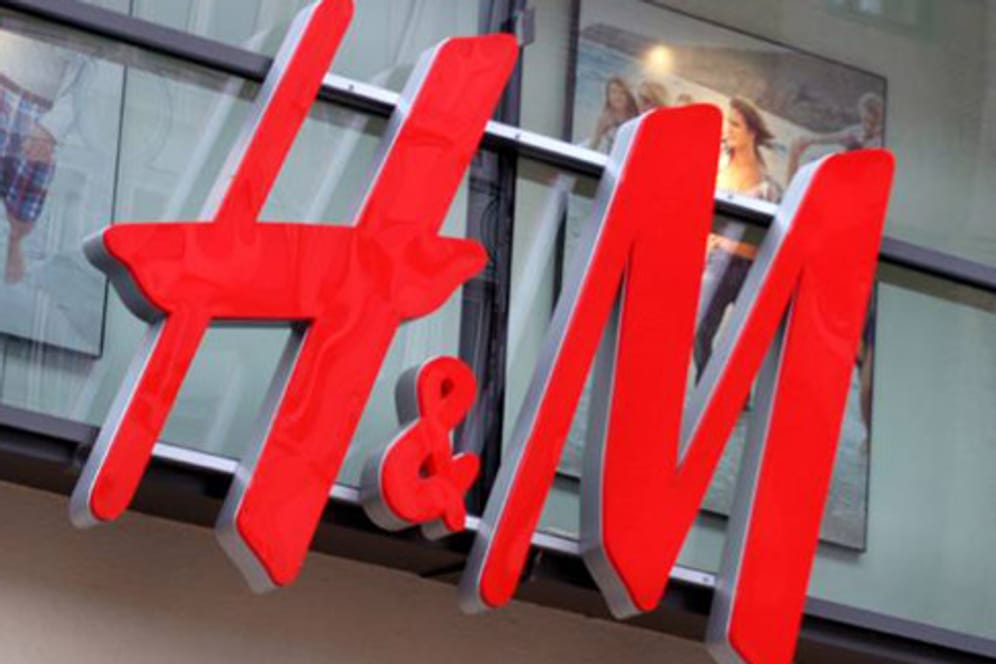 Die schwedische Modekette H&M warnt vor betrügerischen Anrufen und SMS.