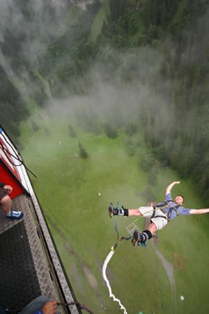 Seilbahnfahren mal anders: In der Zentralschweiz springt man am Bungee-Seil aus der Kabine.