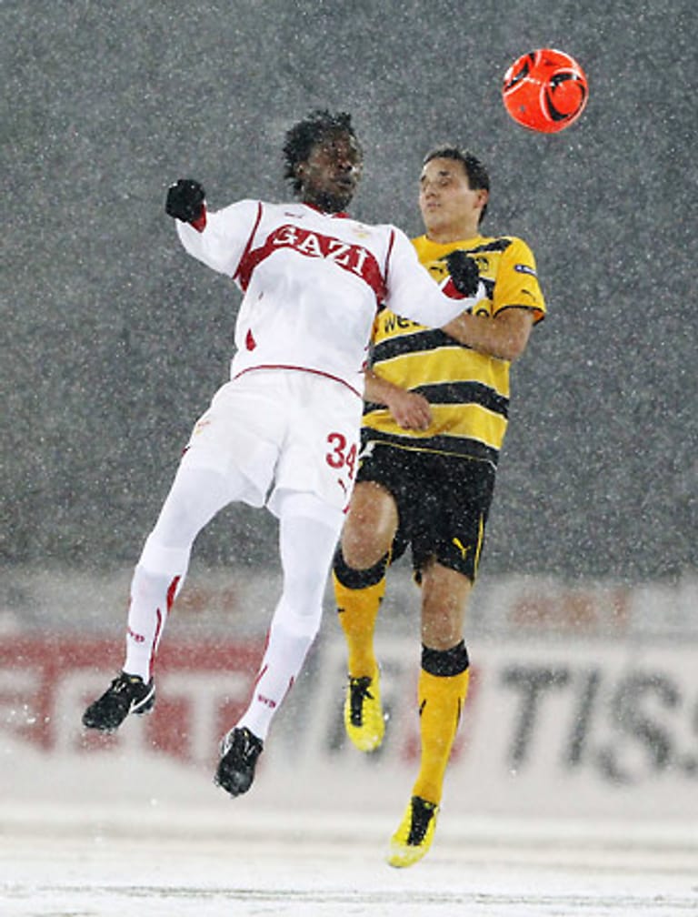 Mamadou Bah (li.) kommt beim VfB selten zum Zug. Hier behält er im Berner Schneetreiben den Durchblick gegen David Degen.