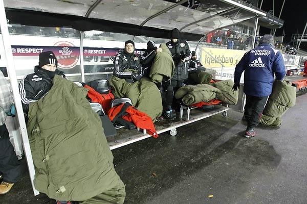 Bei gefühlten Temperaturen um etwa Minus 15 Grad mussten sich die Leverkusener Ersatzspieler mit Skimasken und Decken warmhalten.