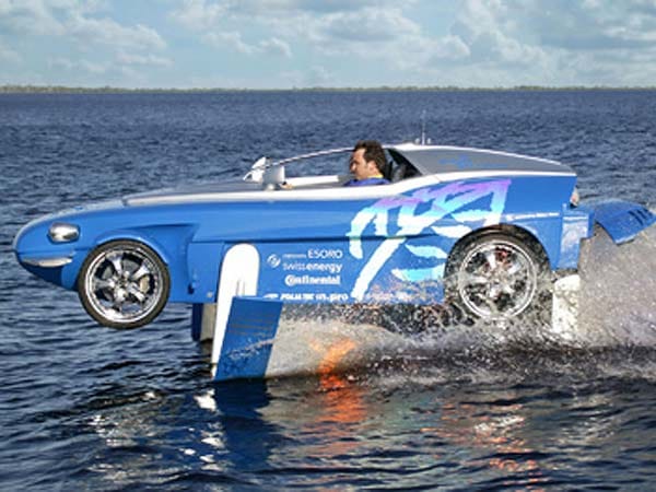 Auf Knopfdruck verwandelt sich der Rinspeed Splash vom Sportwagen in ein Amphibienfahrzeug. Ein Tragflügelsystem lässt das Gefährt von 2004 gar knapp sechzig Zentimeter über der Wasseroberfläche fliegen.