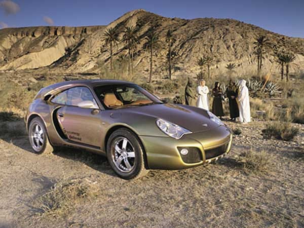 Auto-Salon Genf 2003: Der Rinspeed Bedouin lässt sich in weniger als zehn Sekunden per Knopfdruck von einem geräumigen zweisitzigen Pick-Up in einen sportlichen viersitzigen Kombi im Allroad-Look verwandeln.