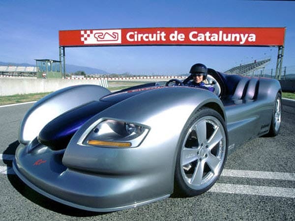 2001 zeigte Rinspeed mit dem R-one mit einer Höhe von nur 97 Zentimetern den flachsten Sportwagen der Welt - der zudem mit Energie aus Grünabfällen fährt.