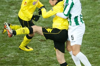 Dortmund steht kurz vor dem Aus in der Europa League. Nur ein Sieg hält die Hoffnung auf das Weiterkommen am Leben. Shinji Kagawai schaut beim Kopfballduell zwischen Dortmunds Robert Lewandowski und Lwiws Nemanja Tubic zu.