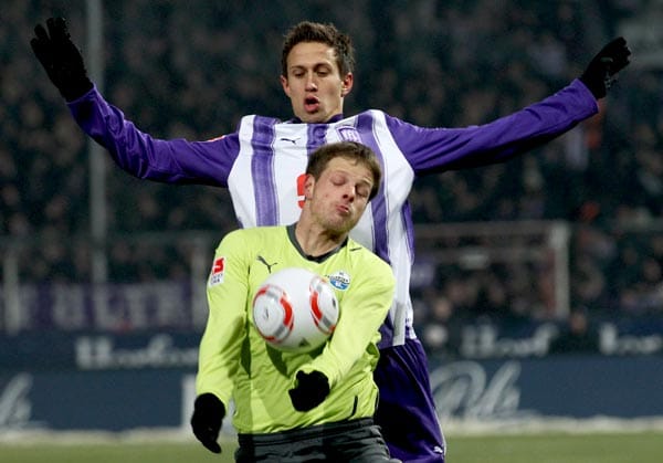 Der Paderborner Philipp Heithölter kontrolliert den Ball mithilfe der Arme vor Alexander Krük vom VfL Osnabrück.