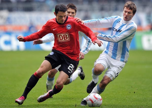 Benjamin Lauth (re.) vom TSV 1860 München kämpft mit Berlins Nico Schulz um den Ball.