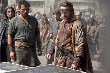 Das Sat.1-Epos "Die Säulen der Erde" um Tom Builder (Rufus Sewell, li.) und seine Familie wird fortgesetzt.
