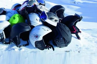 Der ADAC und der Deutsche Skiverband haben 16 Ski- und Snowboardhelme sowie 9 Rückenprotektoren getestet.