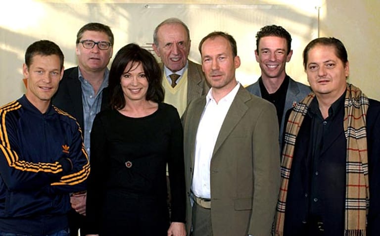 Alexander Kerst (4. v. l.) auf einem Gruppenfoto der Darsteller und Produzenten aus dem TV-Zweiteiler "Die Patriarchin" von 2004, in dem Iris Berben die Haupotrolle spielte.