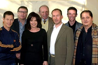 Alexander Kerst (4. v. l.) auf einem Gruppenfoto der Darsteller und Produzenten aus dem TV-Zweiteiler "Die Patriarchin" von 2004, in dem Iris Berben die Haupotrolle spielte.