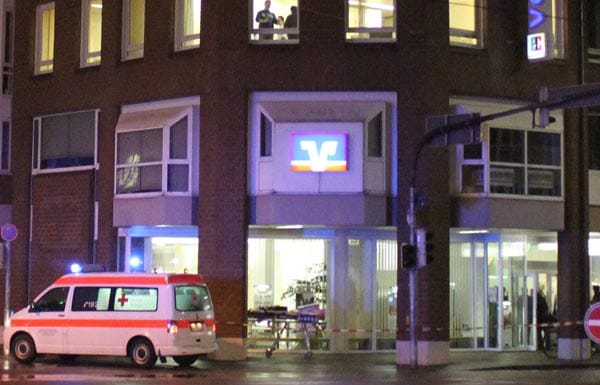 Zwei Bankräuber überfallen eine Bank in der Karlsruher Innenstadt. Als die Polizei am Tatort eintrifft, eröffnen die Räuber sofort das Feuer. Zwei Bankräuber überfallen eine Bank in der Karlsruher Innenstadt. Als die Polizei am Tatort eintrifft, eröffnen die Räuber sofort das Feuer.