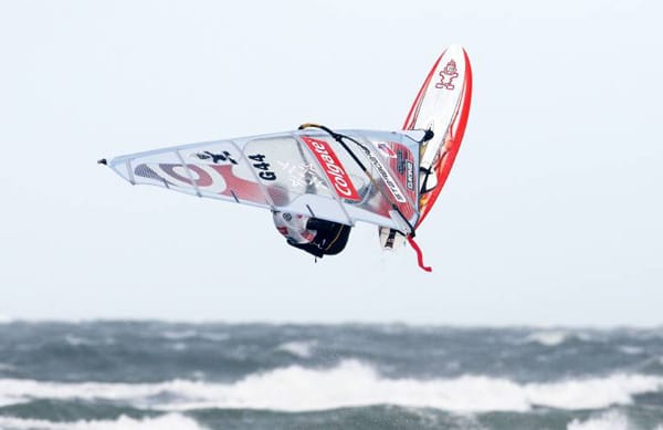 Hoch über dem Meer. Das deutsche Windsurf-Talent springt meist in andere Sphären als die Konkurrenz.