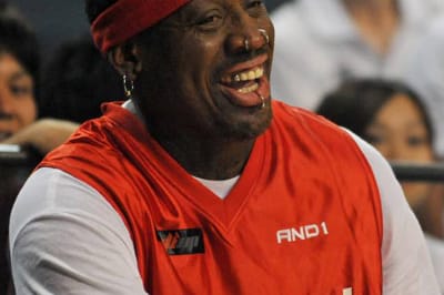 Dennis Rodman, Spitzname "The Menace" ("Der Bösewicht"), führte sich öfter als Rüpel auf. Vor allem gegenüber seinen Gegenspielern. Doch auch ein Kameramann gehörte zu seinen Opfern: In der Saison 1996/97 landete er nach einem Hechtsprung auf einem Medienvertreter. Über diesen Kameramann regte er sich so sehr auf, dass er ihm mit voller Wucht zwischen die Beine trat. Rodman bekam eine Sperre von elf Spielen.