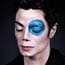 Michael Jackson elegant und schön - als Künstler im strassbesetzten Anzug und als eine Art "Peter Pan" mit einem aufgeschminktem blauen Auge.