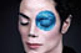 Michael Jackson elegant und schön - als Künstler im strassbesetzten Anzug und als eine Art "Peter Pan" mit einem aufgeschminktem blauen Auge.