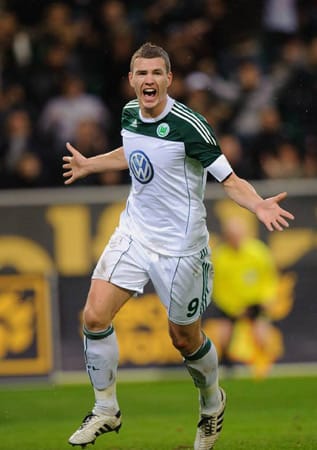 Edin Dzeko: Der Bosnier im Diensten des VfL Wolfsburg ist der momentan aussichtsreichste Kandidat, der in die Top Ten vorstoßen könnte. Er durfte bereits 65 Mal jubeln. Das Einzige, was ihn noch aufhalten kann, ist wohl ein Wechsel in eine andere Liga.