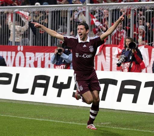 Roy Makaay: Der Niederländer, der von 2003 bis 2007 für den FC Bayern auf Torejagd ging, trägt das Spitznamen "Phantom". Man sah ihn oft 90 Minuten nicht und plötzlich erzielte er einen Treffer. Dieses Kunststück gelang ihm 78 Mal. Er beschließt die Top Ten der Top-Ausländer.
