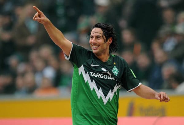 Claudio Pizarro: Der Peruaner ist der erfolgreichste ausländische Torschütze in der Bundesliga. Für Werder Bremen und den FC Bayern München erzielte der 32-Jährige bislang 135 Tore. Am 23.Oktober 2010 im Spiel gegen Mönchengladbach löste er Giovane Elber an der Spitze der inoffiziellen Torjägerliste der Ausländer ab.