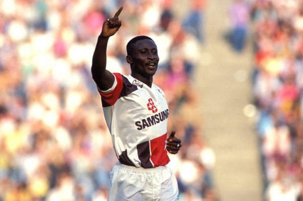 Die Frankfurter Fans lieben ihn noch heute: Anthony Yeboah. Der Ghanaer stand zusammen mit Uwe Bein und Jay-Jay Okocha für Eintrachts Fußball 2000. Yeboah traf 96 Mal in Schwarze, das beschert ihm Rang sechs.
