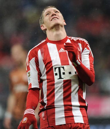 Bastian Schweinsteiger ist in die Riege der Top-Verdiener in der Bundesliga aufgestiegen. Er soll für die nächsten fünf Spielzeiten pro Saison über neun Millionen Euro verdienen.