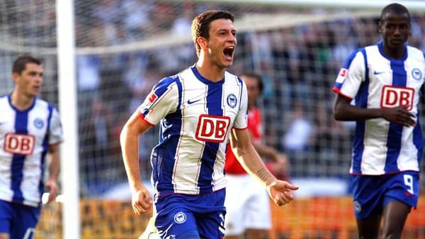 Marco Djuricin ist der Matchwinner für Hertha BSC. Der damals erst 17-jährige Angreifer trifft am ersten Spieltag der neuen Saison beim 3:2-Erfolg der Berliner doppelt. Hier freut sich der eingewechselte Stürmer über seinen Siegtreffer in der 80. Minute.