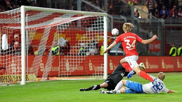 Torfestival in der Lausitz: Energie Cottbus und der Karlsruher SC trennen sich am dritten Spieltag mit dem kuriosen Ergebnis von 5:5, nachdem Cottbus 2:0 führte, dann 2:5 zurücklag, zuletzt aber das Remis erzwang. Jung-Schiri Steuer pfiff das 6:5 für den KSC in der Schlussphase noch unglücklich ab. In dieser Szene trifft der Cottbuser Jules Reimerink zum 5:5-Endstand.