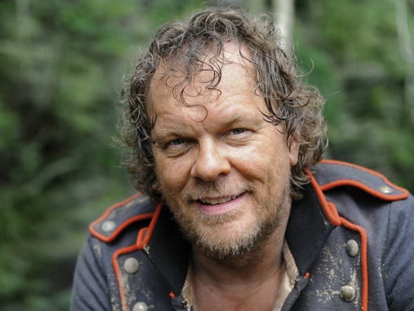 Da er Agathe nicht verlieren will, lässt er sich auf den Vorschlag des zwielichtigen Kaspar (Michael Volle) ein. Dieser will vom schwarzen Jäger Samiel Freikugeln für Max erwirken. Da er Agathe nicht verlieren will, lässt er sich auf den Vorschlag des zwielichtigen Kaspar (Michael Volle) ein. Dieser will vom schwarzen Jäger Samiel Freikugeln für Max erwirken.