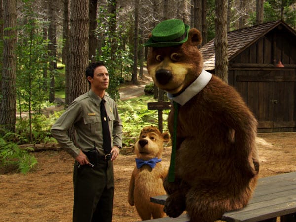 Dagegen ist auch Ranger Smith (Tom Cavanagh) machtlos, der beide Picknickdiebe zu normalen Bären erziehen will.