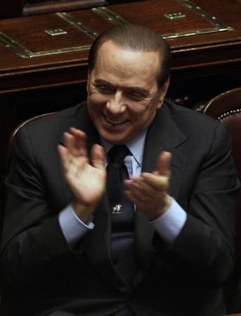 Anlass ist das Misstrauensvotum gegen Silvio Berlusconi, bei dem der umstrittene Regierungschef einmal mehr den Kopf aus der Schlinge zieht