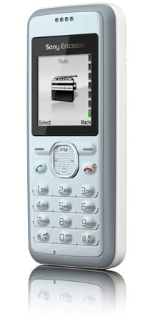Das Sony Ericsson J132 ist das musikalischste unter unseren Empfehlungen. Immerhin verfügt das Gerät nicht nur über ein integriertes UKW-Radio sondern es erlaubt zudem dank seiner 3,5-Millimeter Klinkenbuchse den Anschluss hochwertiger Kopfhörer. Das Handy kam Ende 2008 auf den Markt und kostet derzeit noch etwa 35 Euro.
