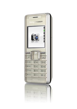 Das “K” im Namen des Sony Ericsson K200i deutet eigentlich auf ein Kamerahandy hin. Doch die VGA-Auflösung (0,3-Megapixel) taugt höchstens für Schnappschüsse. Dafür ist das Handy sonst recht gut verarbeitet und schrammte 2008 in der Septemberausgabe von Stiftung Warentest mit 2,6 nur knapp an einem „gut“ vorbei. Kostenpunkt für das Nicht-Kamerahandy: Derzeit noch etwa 40 Euro.