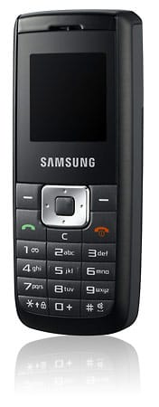 Keine Schnörkel, keine Extras: Das Samsung SGH-B100 ist das kleine Schwarze unter unseren Favoriten. Inside-Handy bescheinigte dem Gerät im März 2009 eine „sehr gute Verarbeitung“. 30 Euro sind daher sicherlich nicht zu viel für dieses grundsolide Einfachhandy.