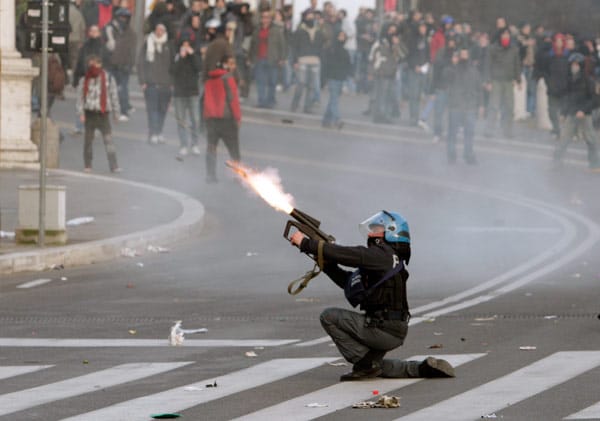 Die Polizei feuert ihrerseits Tränengasgranaten auf die Demonstranten