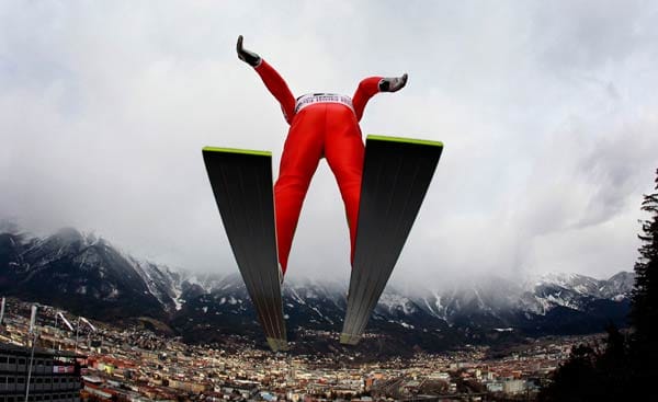 Aus allen Wolken gefallen: Ein Skispringer bei dem später abgebrochenen Springen der Vierschanzentournee in Innsbruck.