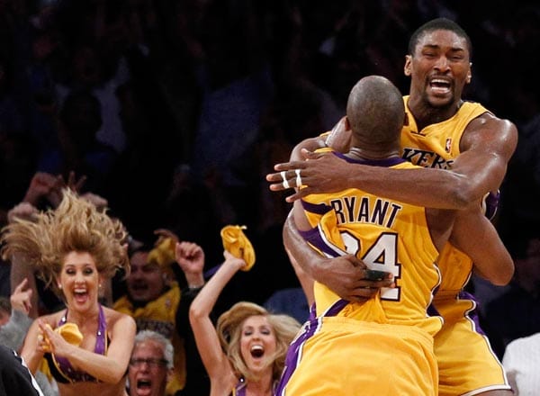 „Buzzer Beater“, der: Der B.B. ist ein Wurf im Basketball, der kurz vor Ertönen der Schlusssirene eines Viertels oder eines Spiels erfolgt und eine Partie damit endgültig entscheidet. Meist gefolgt von endlosem Jubel. Zur Veranschaulichung: Ron Artest und Kobe Bryant von den L.A. Lakers nach dem dramatischen Sieg gegen die Phoenix Suns.