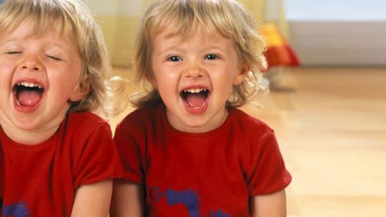 Kinderglück im Doppelpack: Zwillingsgeschwister sollten von ihren Eltern in ihrer Individualität gefördert werden. ( Bild: imago)