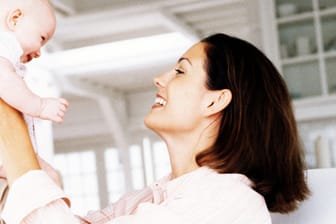 Kommunikation zwischen Mutter und Kind: Eine Studie zeigt, dass die mütterliche Stimme entscheidend für die Sprachentwicklung des Babys ist.
