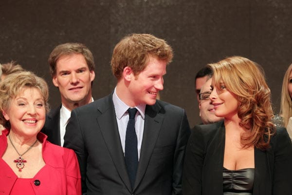 Prinz Harry mit Sophia Thomalla (re.) und Marie-Luise Marjan. Prinz Harry mit Sophia Thomalla (re.) und Marie-Luise Marjan.