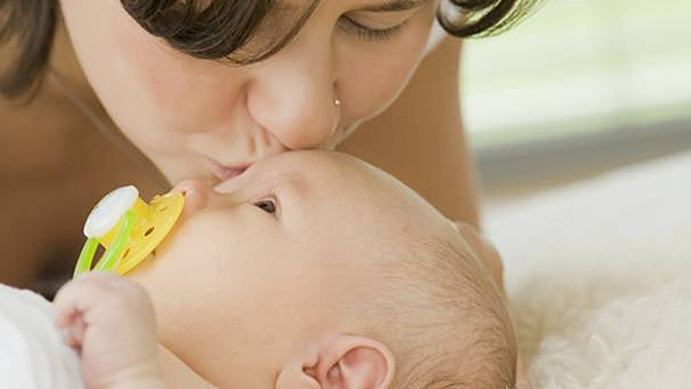 In den ersten Wochen nach der Geburt sollten sich Mutter und Kind viel Ruhe gönnen.