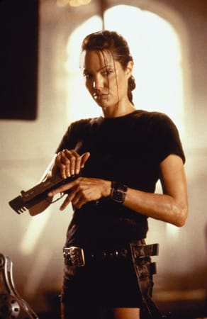 Pistole statt Peitsche: In knallengen Hotpants und mit jeder Menge Feuerkraft ballert sich Superstar Angelina Jolie als Action-Archäologin Lara Croft durch die "Tomb Raider"-Reihe. Neben so vielen scharfen Geschützen kann Indiana Jones einpacken. (Fotos: Allstar)