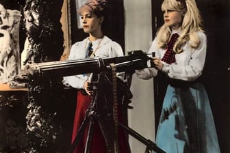 Anarchie, Revolution und Liebe: In "Viva Maria!" aus dem Jahr 1965 müssen Brigitte Bardot und Jeanne Moreau neben den Waffen einer Frau auch noch die echten Geschosse auffahren, um ihre Widersacher in die Knie zu zwingen. (Fotos: Allstar)