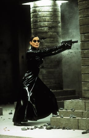 In der virtuellen Welt der "Matrix"-Trilogie helfen nur hautenge Lack-und-Leder-Outfits und sehr viele Kugeln gegen die intelligenten Maschinen, die die Menschheit versklavt haben. Und von beidem hat Trinity, dargestellt von Carrie Ann Moss, reichlich zu bieten. (Fotos: Allstar)