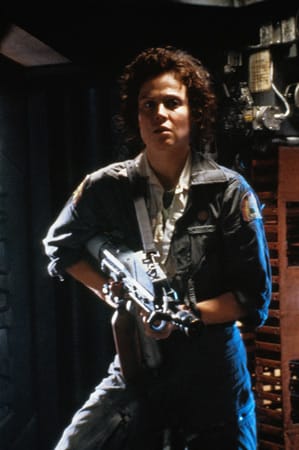 Die Mutter aller Action-Ladys: In allen vier Teilen der "Alien"-Reihe stellte sich Sigourney Weaver als Ellen Ripley erfolgreich dem Kampf gegen garstige und stets zum Meucheln aufgelegte Außerirdische. (Fotos: Allstar)