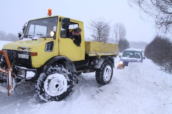 Wetter: Für diesen Fahrer endete die Fahrt bei Eckernfoerde im Schnee. Nur mit Hilfe eines Schneepflugs konnte das festgefahrene Auto befreit werden.