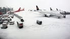 Der Düsseldorfer Flughafen wurde wegen Schneefalls gesperrt. Die Start- und Landebahnen mussten erst vom Schnee befreit werden.